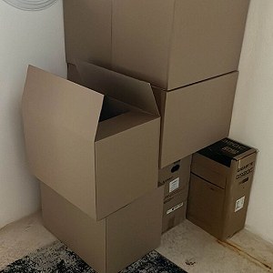 Dozen 6–10, Monitor x 2, Computer x 1,  boxes of Clothes  x 5, Koffiezetapparaat x 1