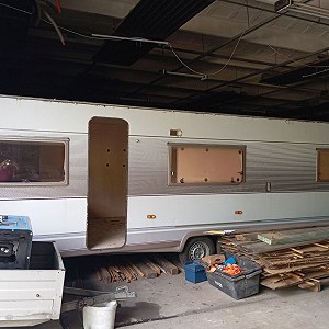 Caravan met vaste dissel 9m lang compleet