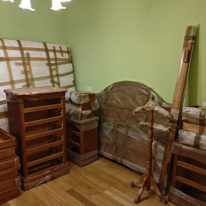 Tweepersoonsbed met matras x 1, Bedframe x 1, Nachtkastje  x 2, Middelgrote ladekast,  x 1